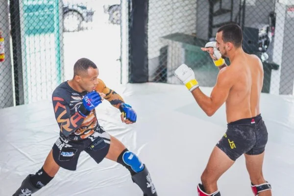 马哈切夫UFC轻量级卫冕战敲定 八连胜排名第二强敌来袭
